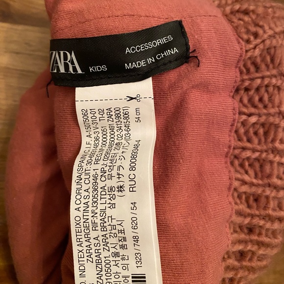 Zara Girl’s Knit Beanie and Infinity Scarf Set in Pink Size: 54cm (10-12) - Picture 5 of 6